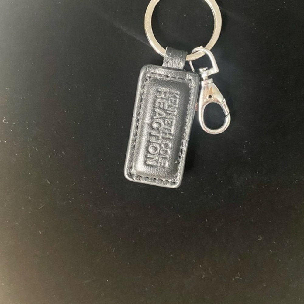 🌸Kenneth Cole Leather Keychain🛍️(blue)